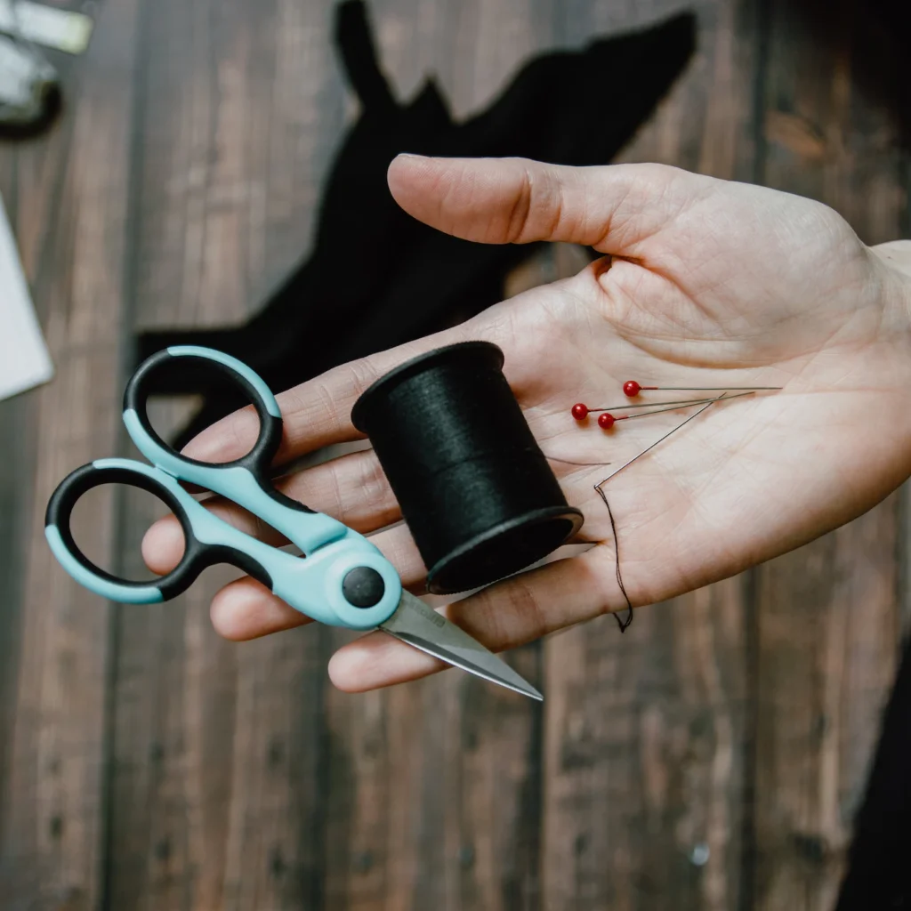 Costura a mano: hilo, tijeras, alfileres para practicar.