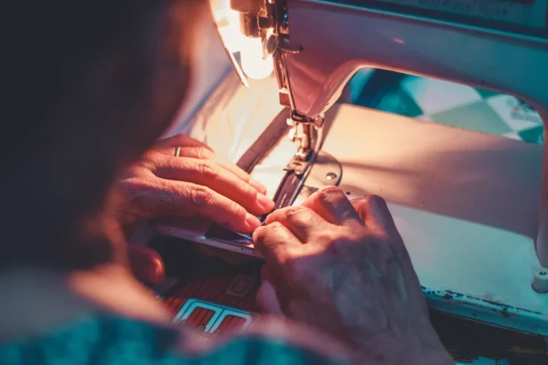 Lee más sobre el artículo Cómo utilizar una máquina de coser y sus diferentes funciones